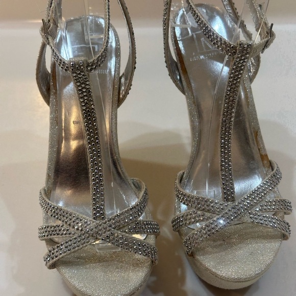 MATERIAL GIRL Silver Studded Ankle Strap Women's Wedge Heels Size 7M - Picture 1 of 9